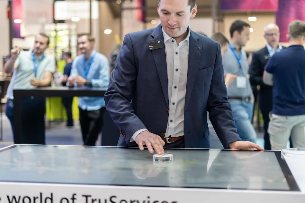 Visitor using a ring object on the Trumpf interaction table